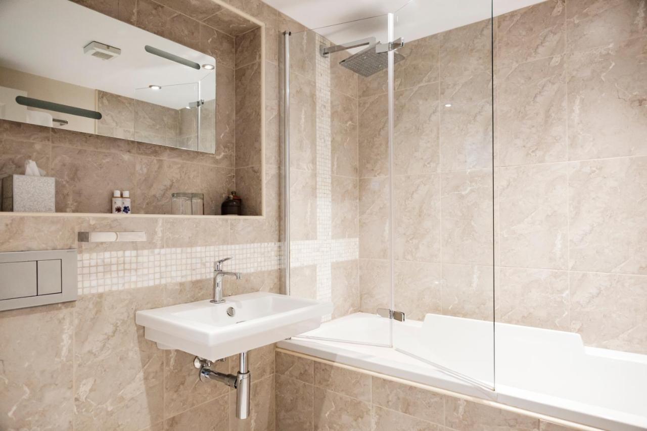 The Bower Inn Бриджуотър Екстериор снимка Bathroom with shower screen