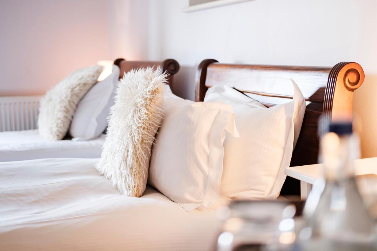 The Bower Inn Бриджуотър Екстериор снимка A bed with pillows