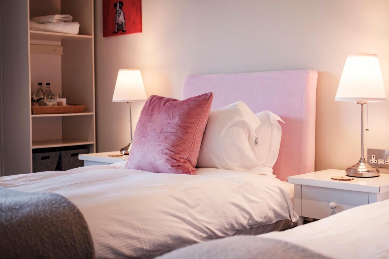 The Bower Inn Бриджуотър Екстериор снимка A bed with a headboard