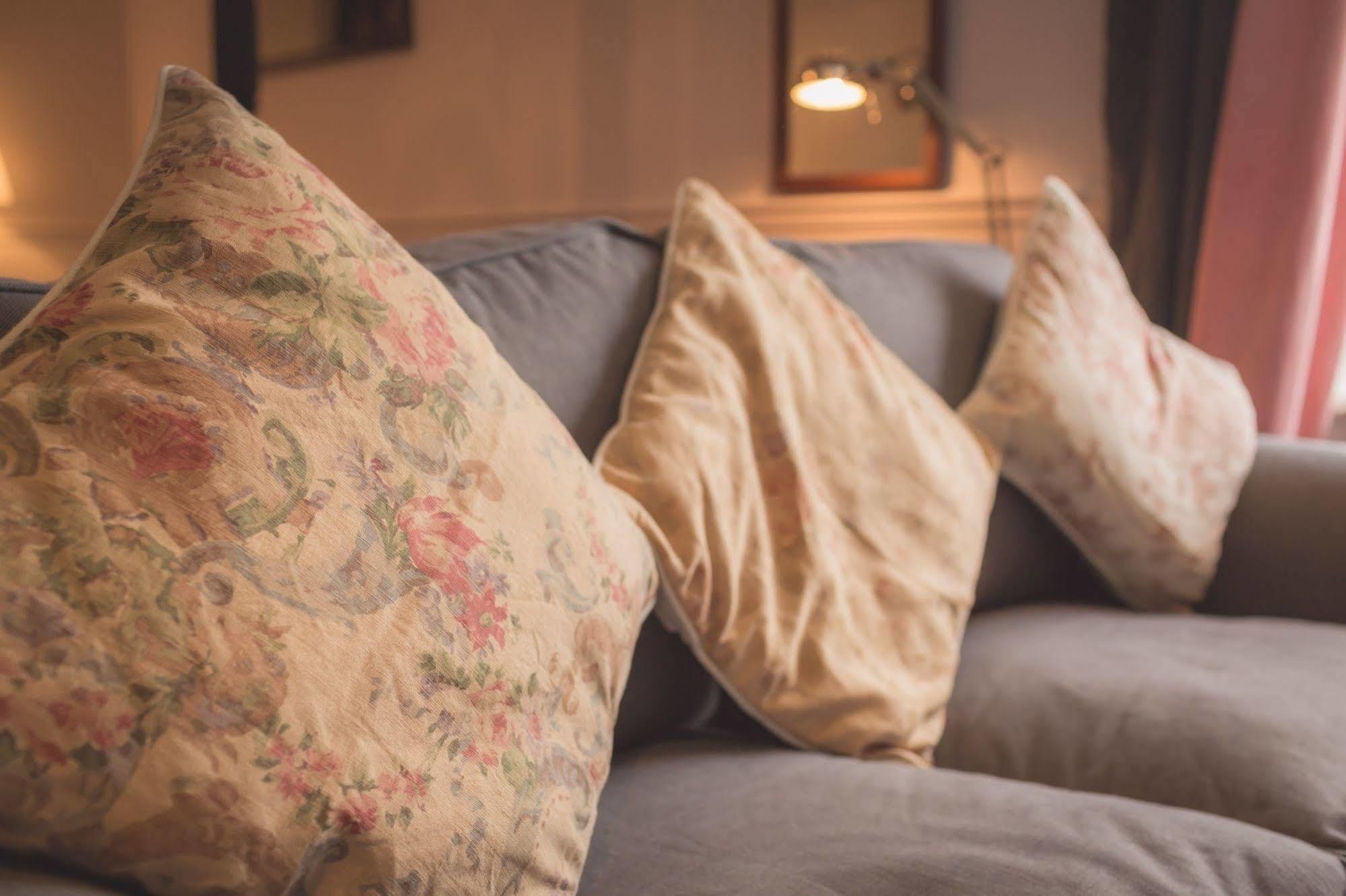 The Bower Inn Бриджуотър Екстериор снимка Cushions on a sofa