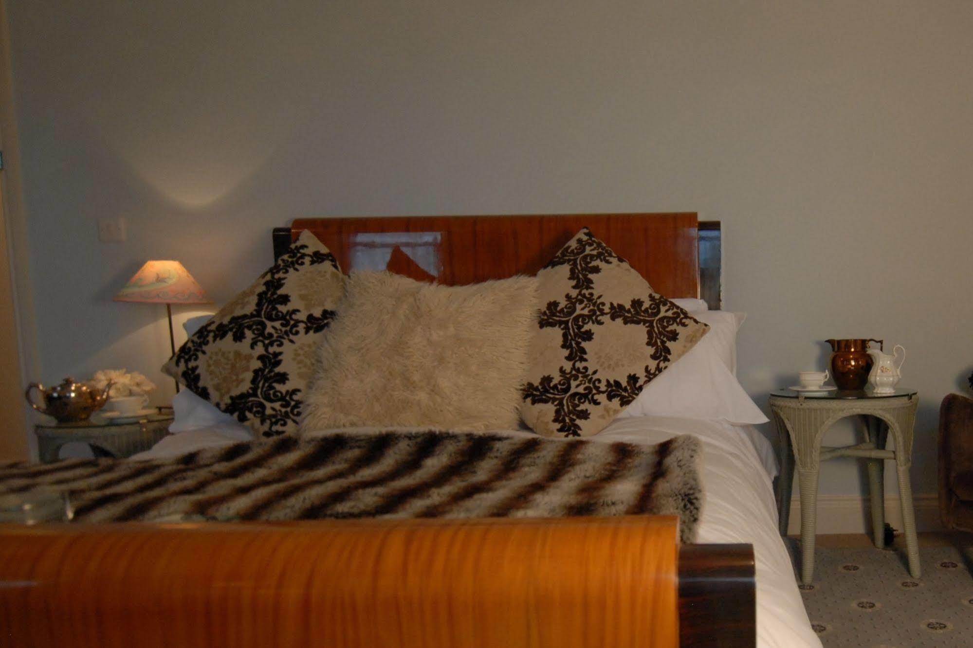 The Bower Inn Бриджуотър Екстериор снимка A bed with a mink throw